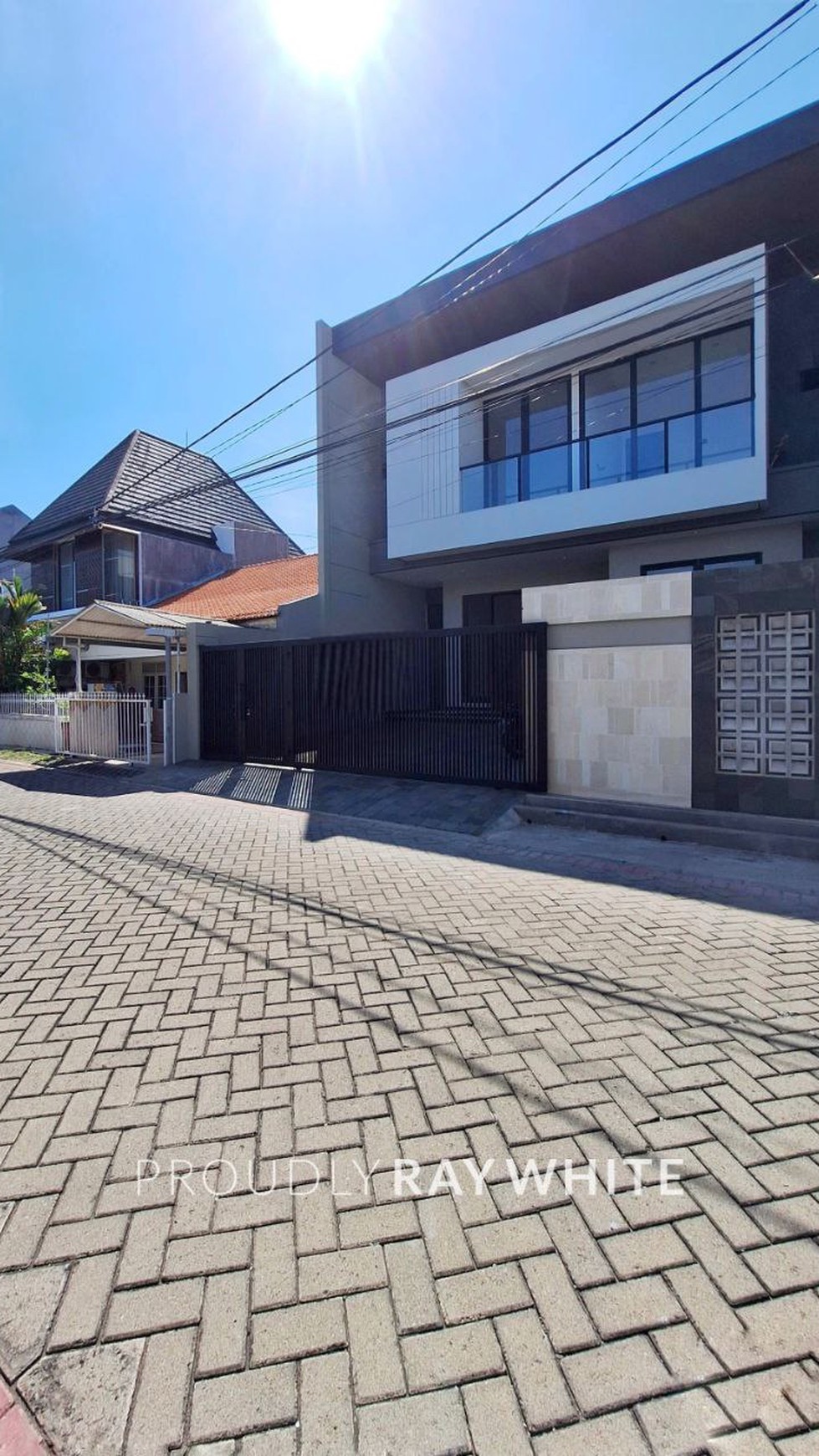 Rumah Baru Modern Minimalis Terbaik SHM Manyar Surabaya Timur