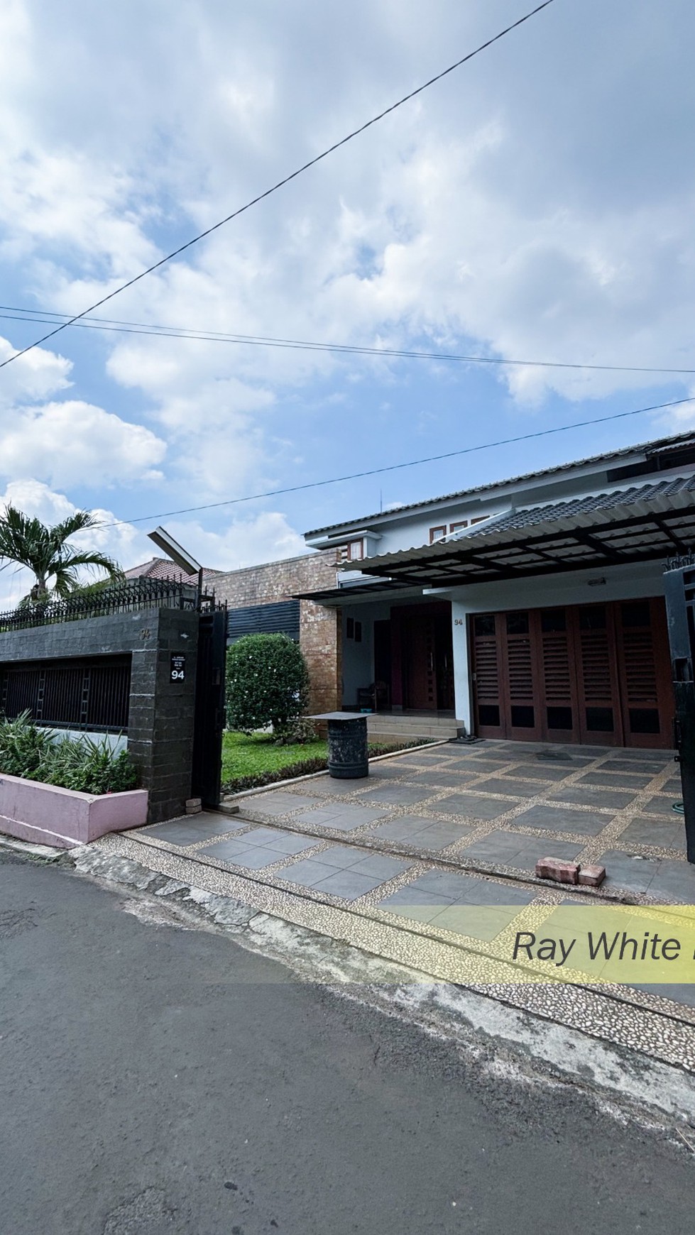 RUMAH CLASSIC DENGAN HALAMAN LUAS DI JURANG MANGU BARAT, TANGERANG SELATAN #CHFT