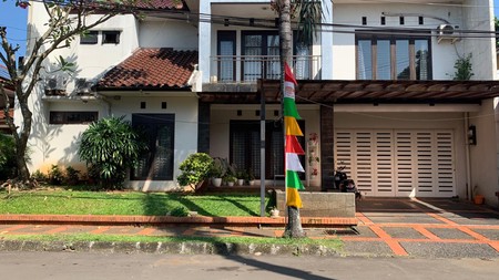 Rumah Asri, bangunan terawat, halaman luas di Bintaro 