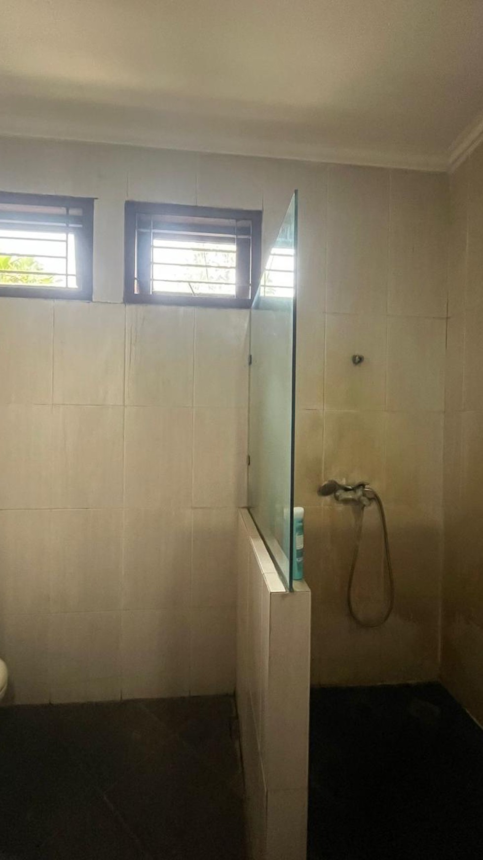 Rumah Asri, bangunan terawat, halaman luas di Bintaro 