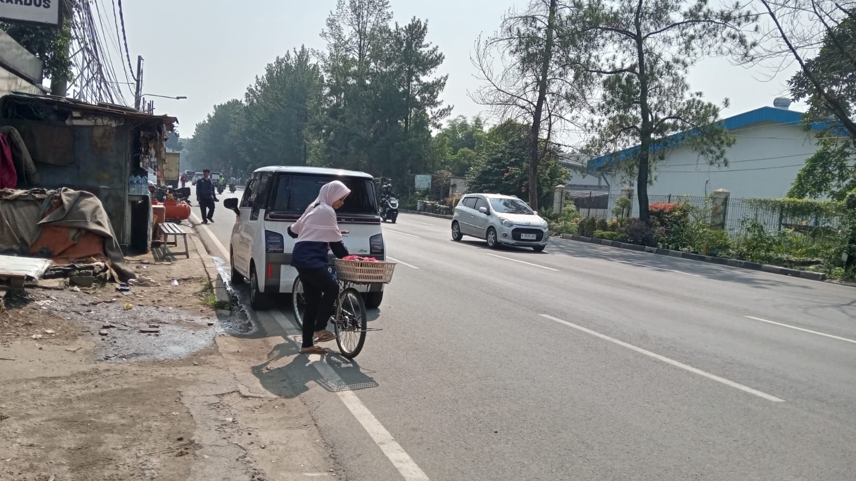 Gudang dengan tanah Luas Lokasi Depan Taman Tekno Jalan Raya Serpong Raya