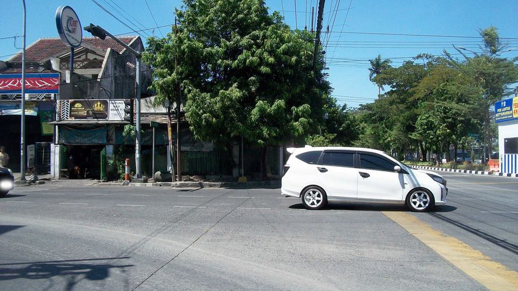 Rumah di Adityawarman Surabaya Kota, Strategis Nol Jalan, Hook/Pojokan, Cocok untuk usaha apapun !!! - HS -