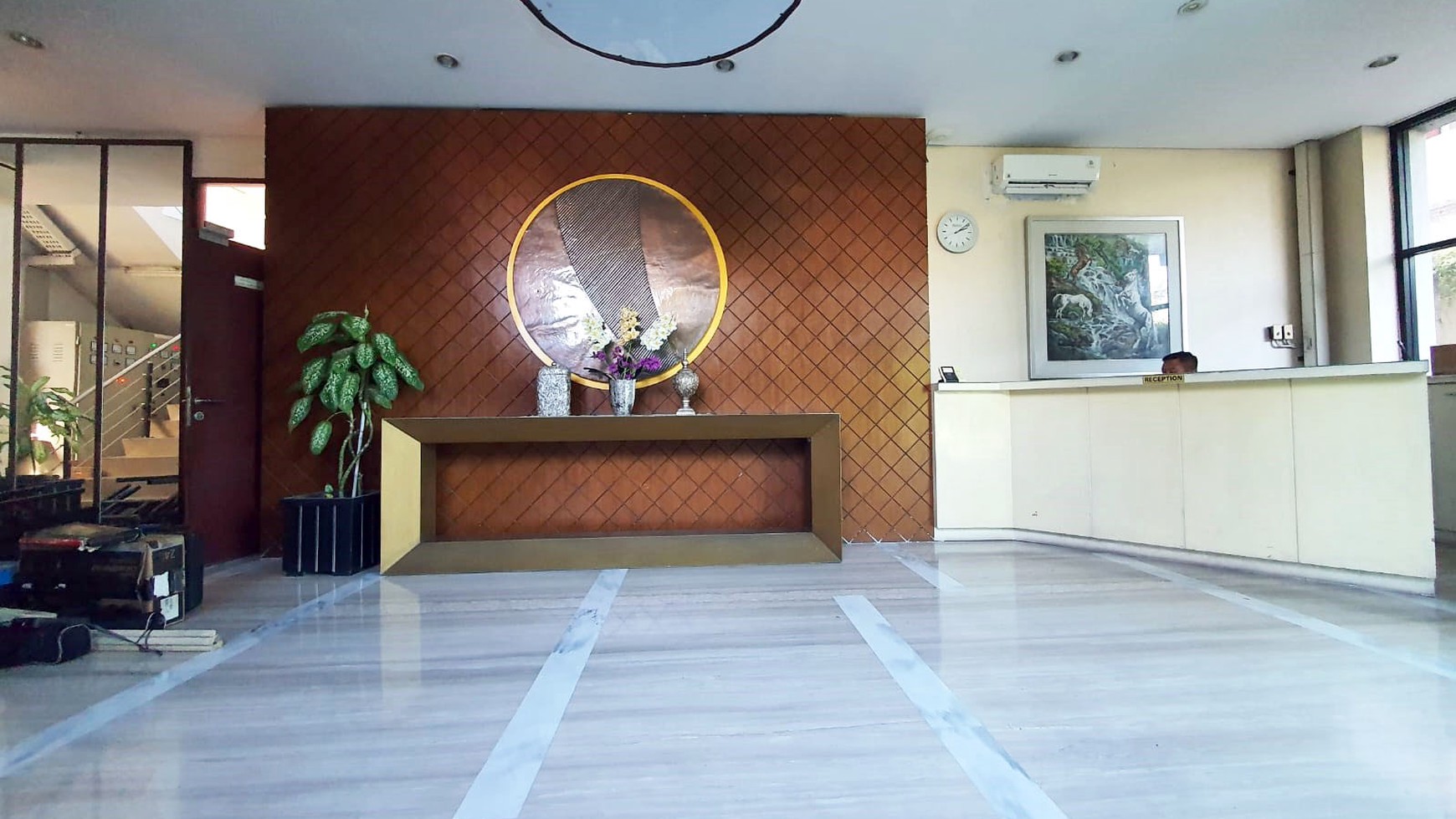 Kantor / Gedung di Raya Jemursari Surabaya Selatan, 6 Lantai, Tempat Parkir bisa 20 mobil, ada Lift, Cocok untuk Office / Bank / Klinik