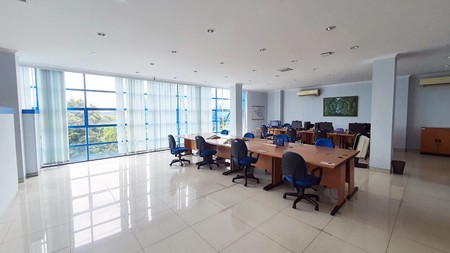 Kantor / Gedung di Raya Jemursari Surabaya Selatan, 5 Lantai, ada Lift, Cocok untuk Office / Bank / Klinik