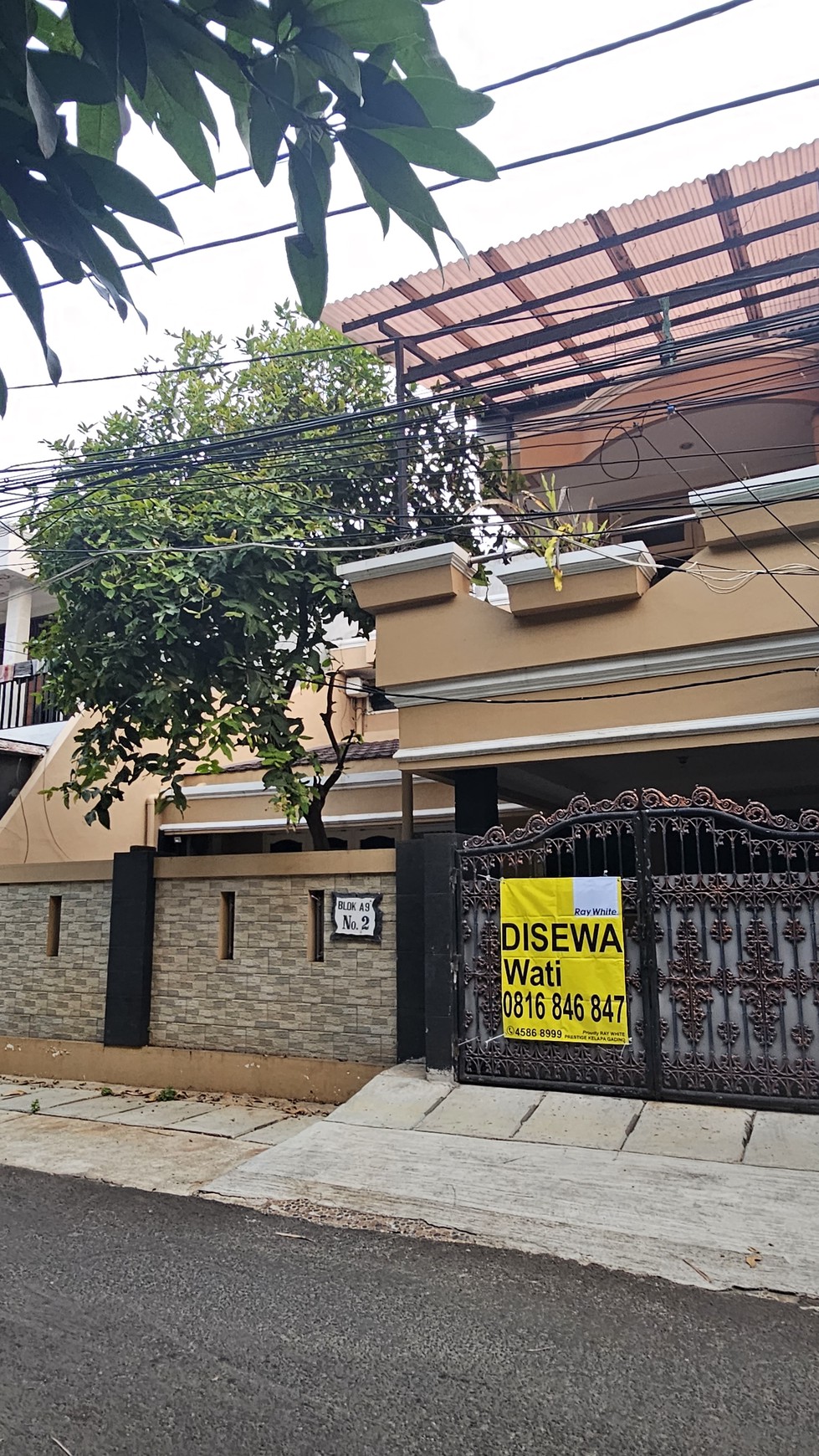 rumah sewa pinggir jln besar, bisa buat rumah kantor .. dekat sekolahan