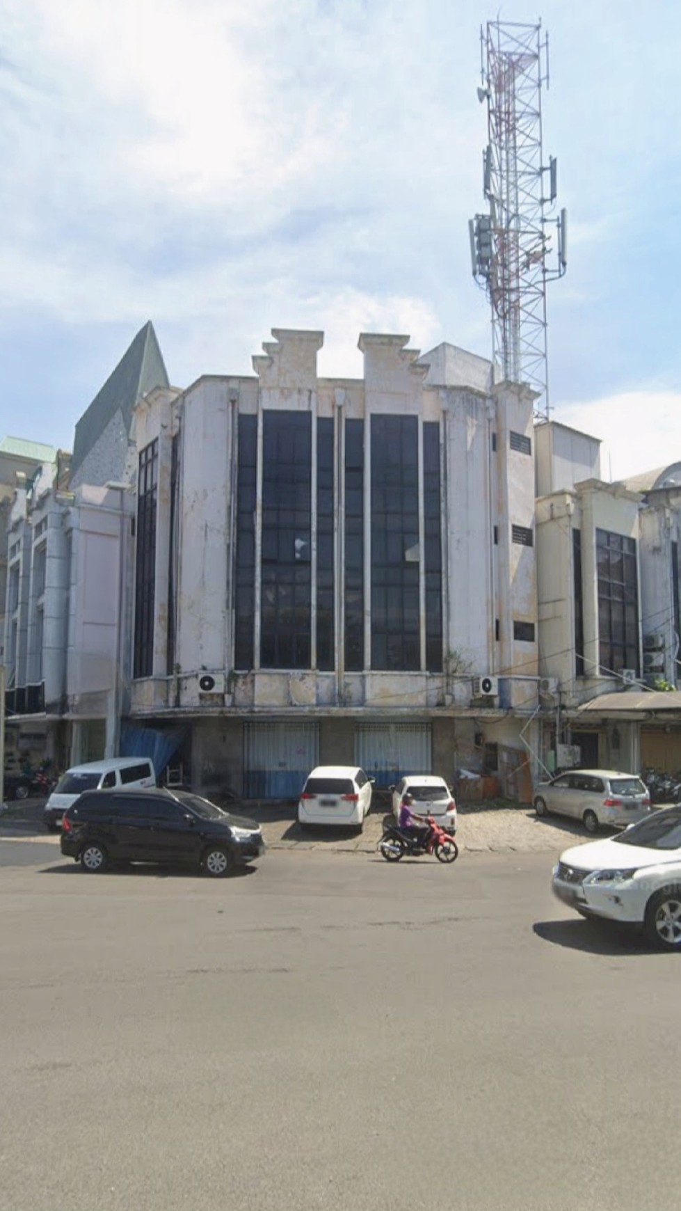 Dijual / Disewakan Ruko Surabaya Pusat di Jl.Kombes Pol M. Duryat - NOL Jalan Raya dekat Pregolan Bundar - Parkiran Mobil Luas Cocok buat Segala Usaha, Kantor ,Bank , Bakery , Cafe dll