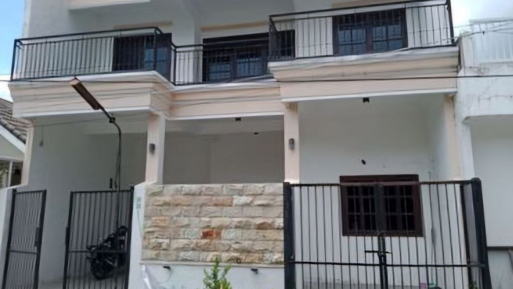 Dijual Rumah nyaman 2 lantai di Griya Babatan Mukti, Wiyung, Surabaya barat