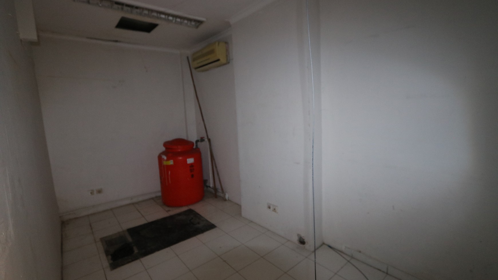 DIJUAL RUKO STRATEGIS DI BULEVAR KELAPA GADING JAKARTA, COCOK UNTUK KANTOR, KLINIK / A STRATEGIC SHOPHOUSE IN KELAPA GADING FOR SALE