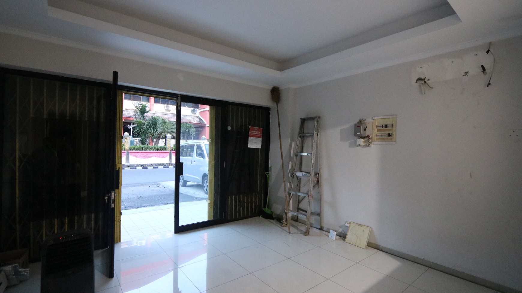 DIJUAL RUKO STRATEGIS DI BULEVAR KELAPA GADING JAKARTA, COCOK UNTUK KANTOR, KLINIK / A STRATEGIC SHOPHOUSE IN KELAPA GADING FOR SALE