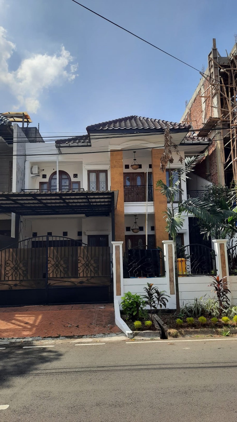 Rumah Mewah, Bagus dan Nyaman, 2 lantai siap huni, Hanya 500 meter dari Pondok Indah Mall