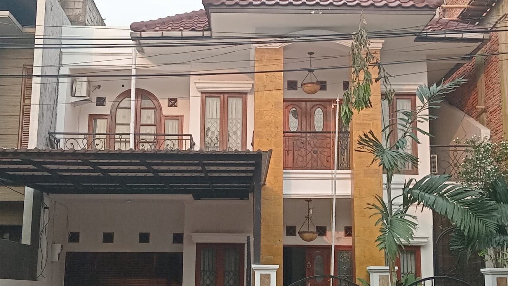 Rumah Mewah, Bagus dan Nyaman, 2 lantai siap huni, Hanya 500 meter dari Pondok Indah Mall