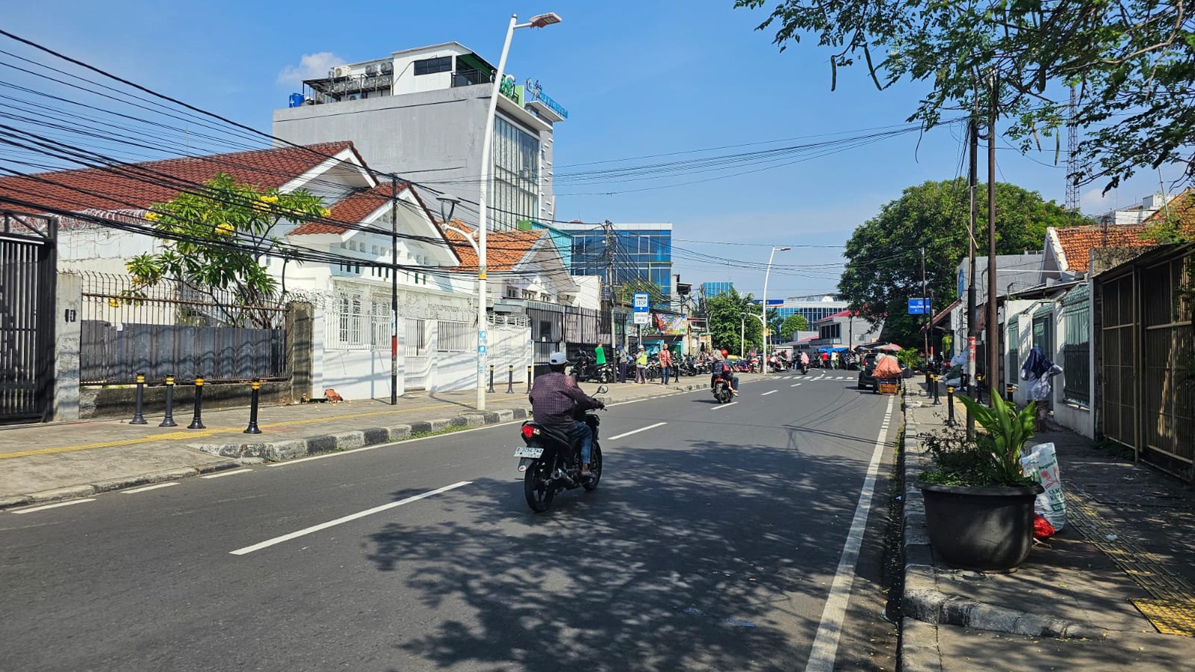 Rumah tinggal 1.5 lantai area komersial luas 433 m2, Jatinegara timur. Jakarta timur