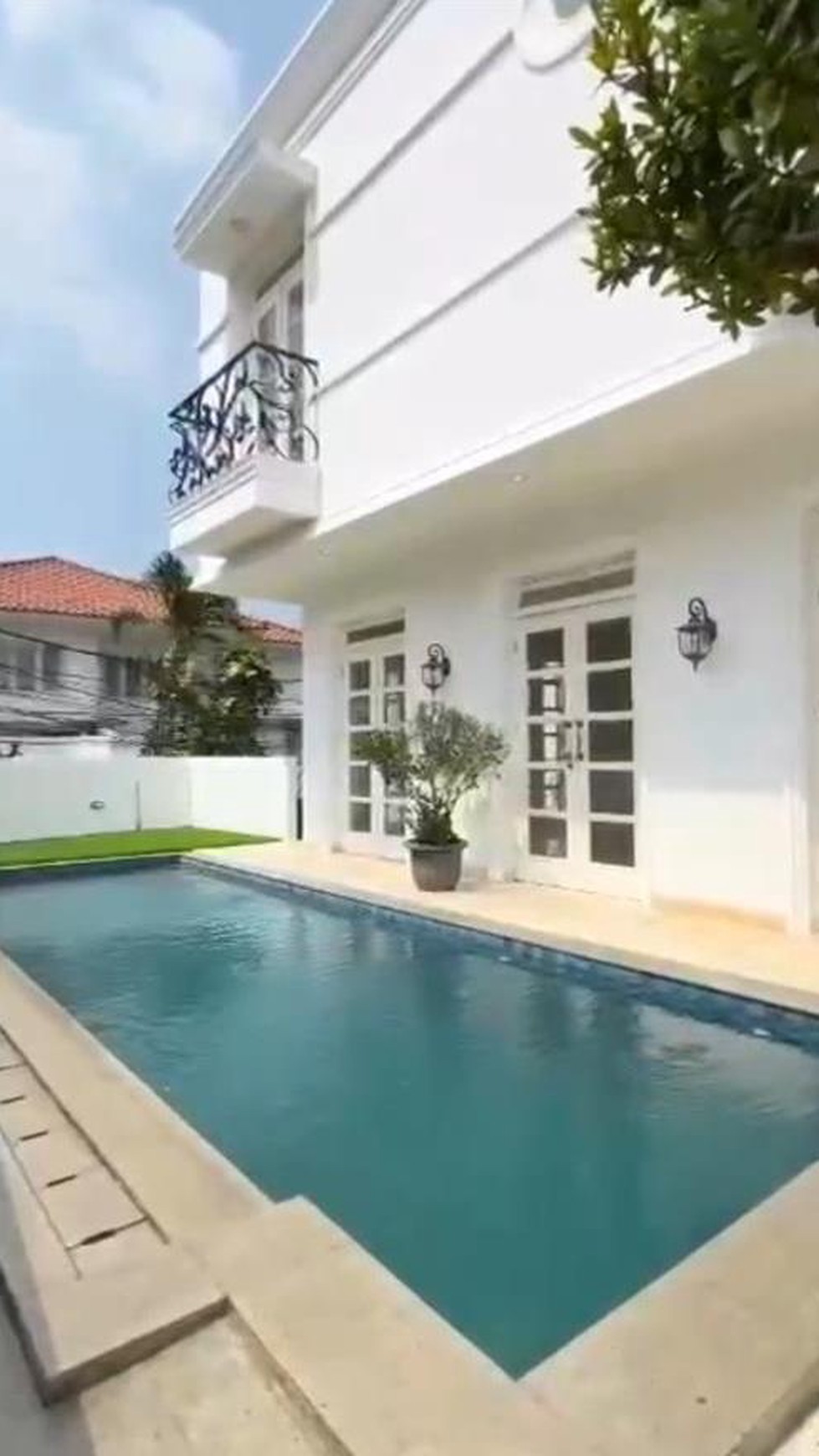 Rumah Luxury, Cantik dan Mewah, dengan Private Swimming Pool di Jakarta Selatan