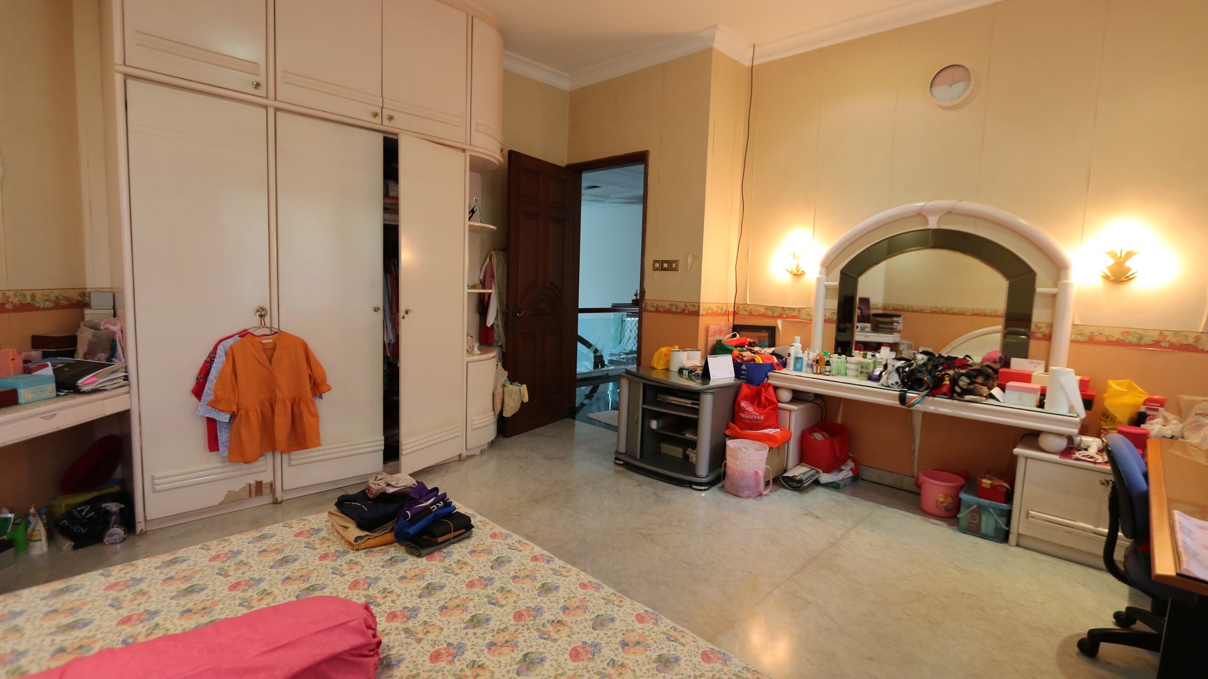 RUMAH MEWAH, NYAMAN & ASRI DI KOMPLEKS ELIT BUKIT GADING VILLA  