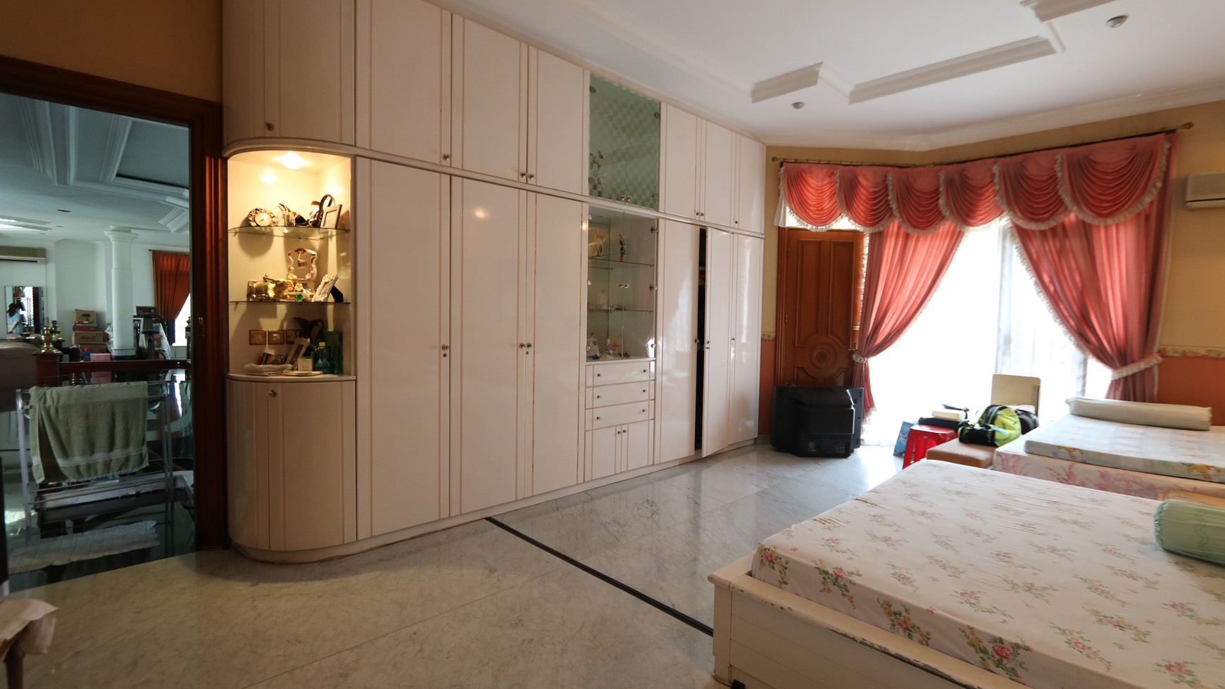 RUMAH MEWAH, NYAMAN & ASRI DI KOMPLEKS ELIT BUKIT GADING VILLA  