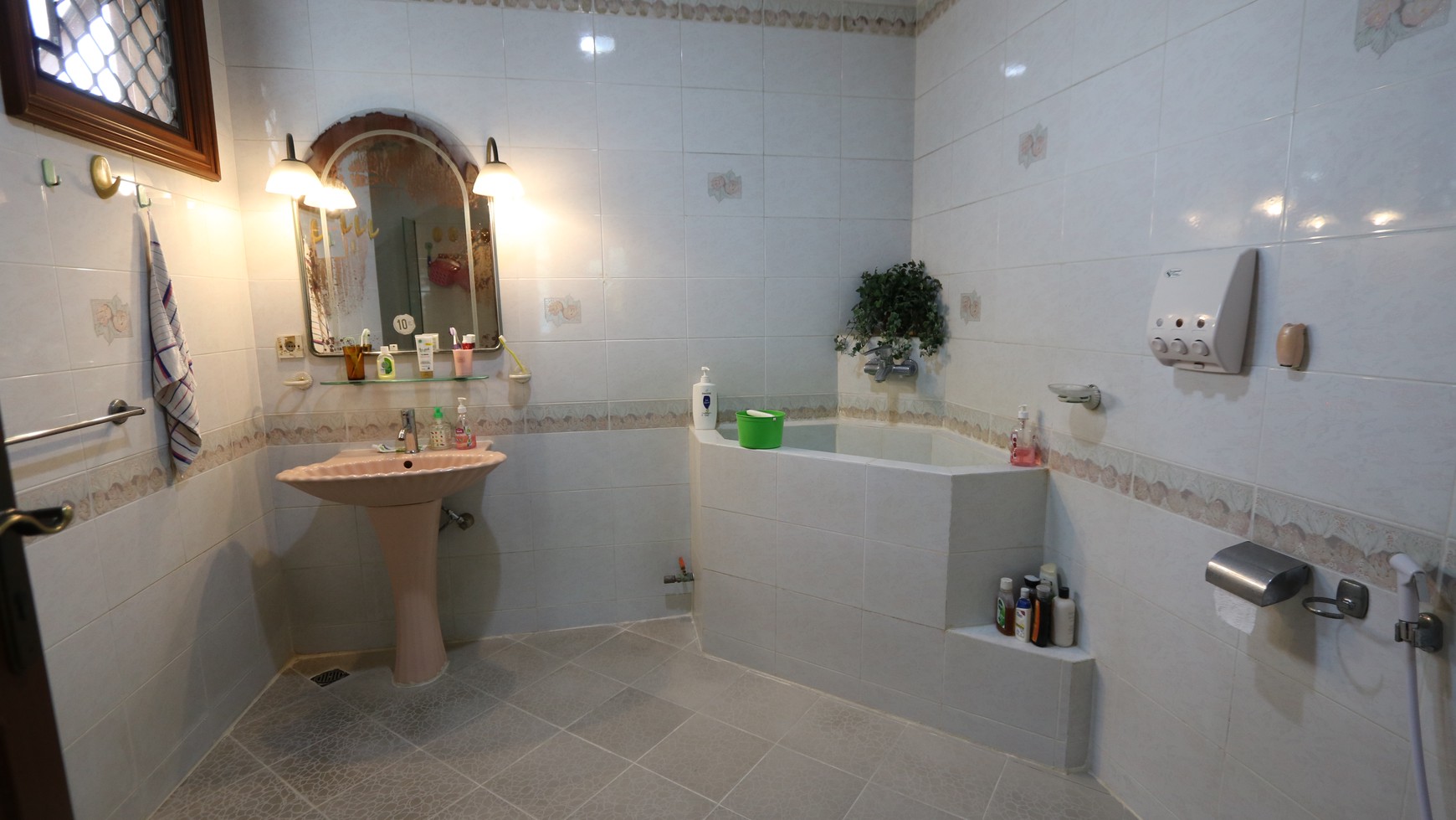 RUMAH MEWAH, NYAMAN & ASRI DI KOMPLEKS ELIT BUKIT GADING VILLA  