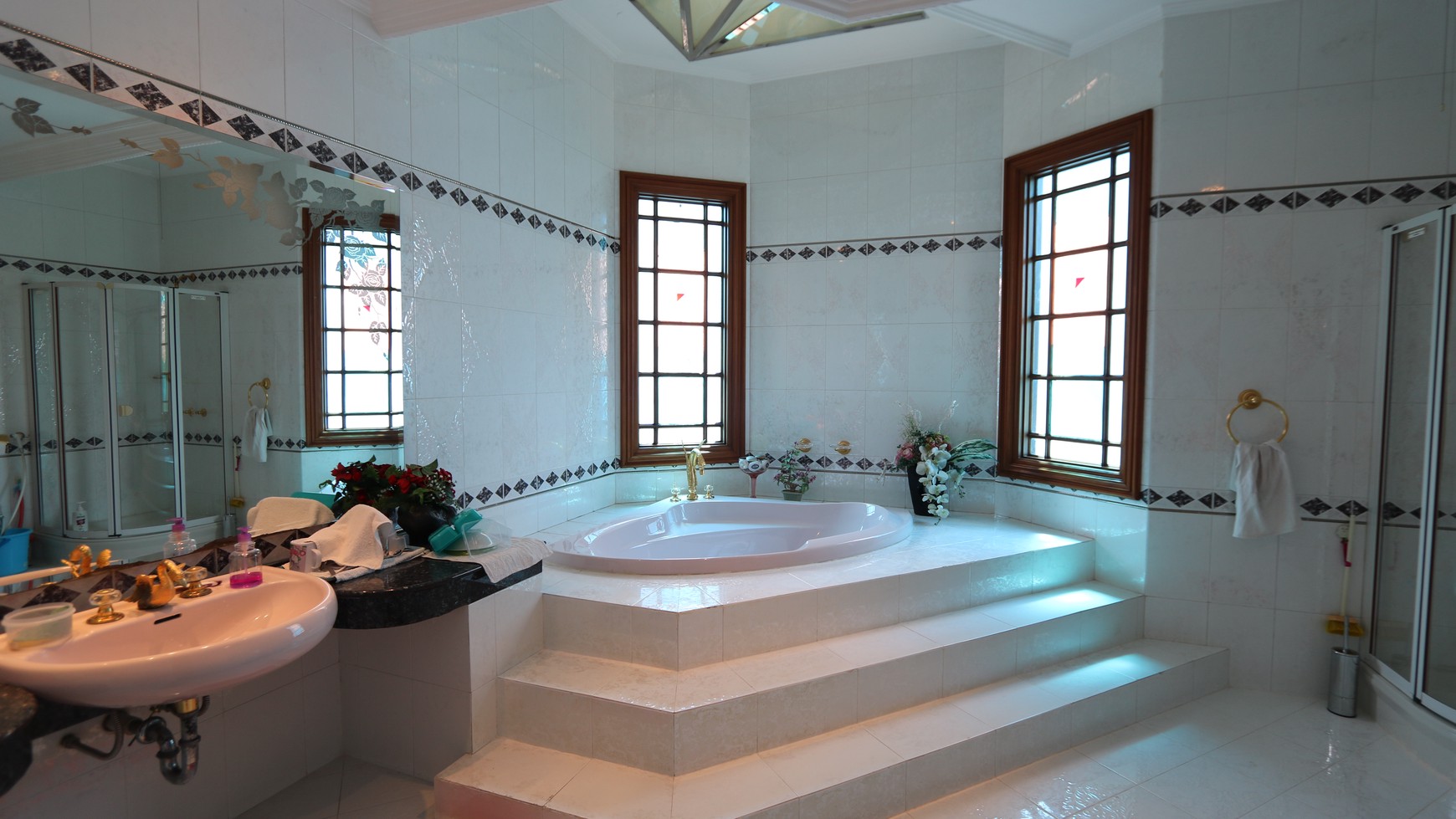 RUMAH MEWAH, NYAMAN & ASRI DI KOMPLEKS ELIT BUKIT GADING VILLA  