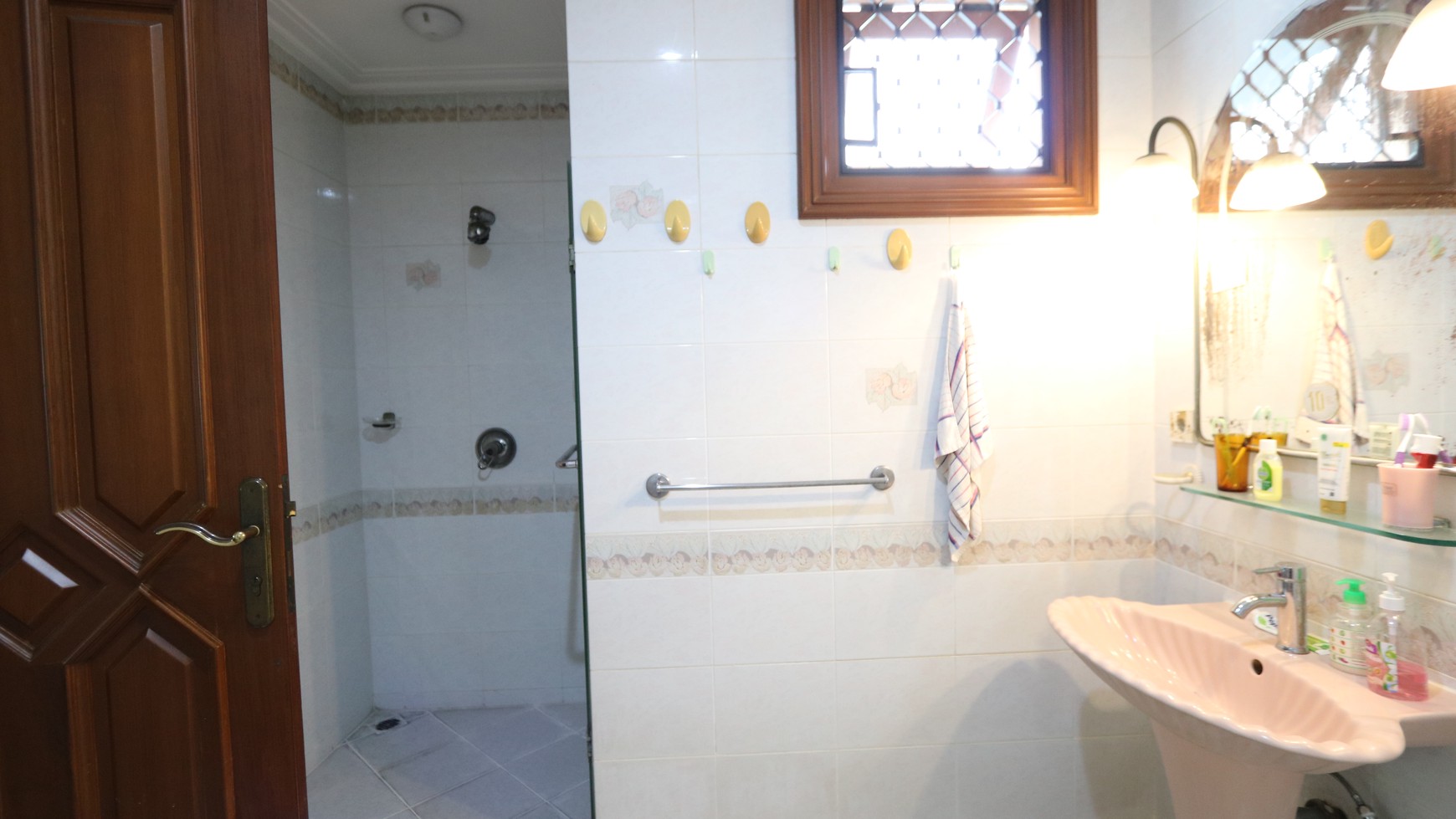 RUMAH MEWAH, NYAMAN & ASRI DI KOMPLEKS ELIT BUKIT GADING VILLA  