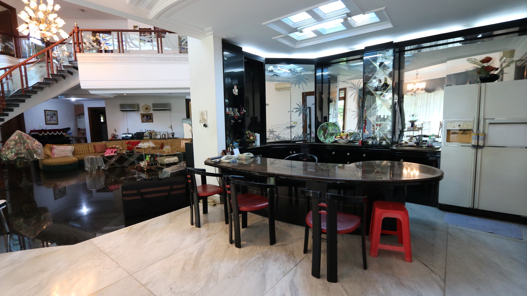 RUMAH MEWAH, NYAMAN & ASRI DI KOMPLEKS ELIT BUKIT GADING VILLA  