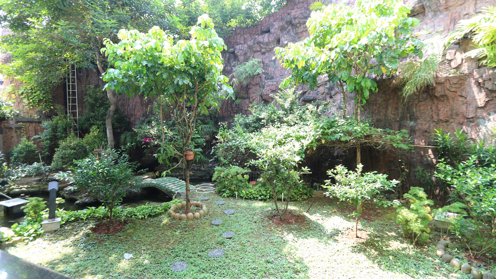 RUMAH MEWAH, NYAMAN & ASRI DI KOMPLEKS ELIT BUKIT GADING VILLA  