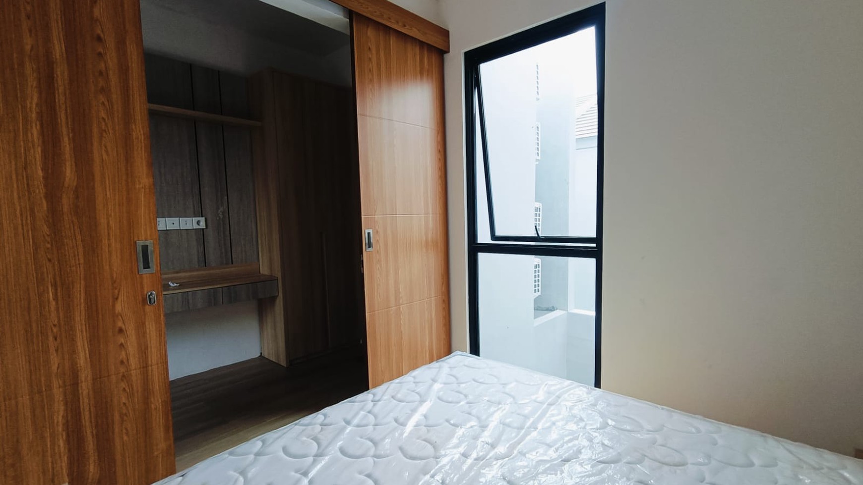 Dijual Rumah Cantik Minimalis 2 lantai Fully Furnished siap huni di O8, Grand Wisata, Bekasi