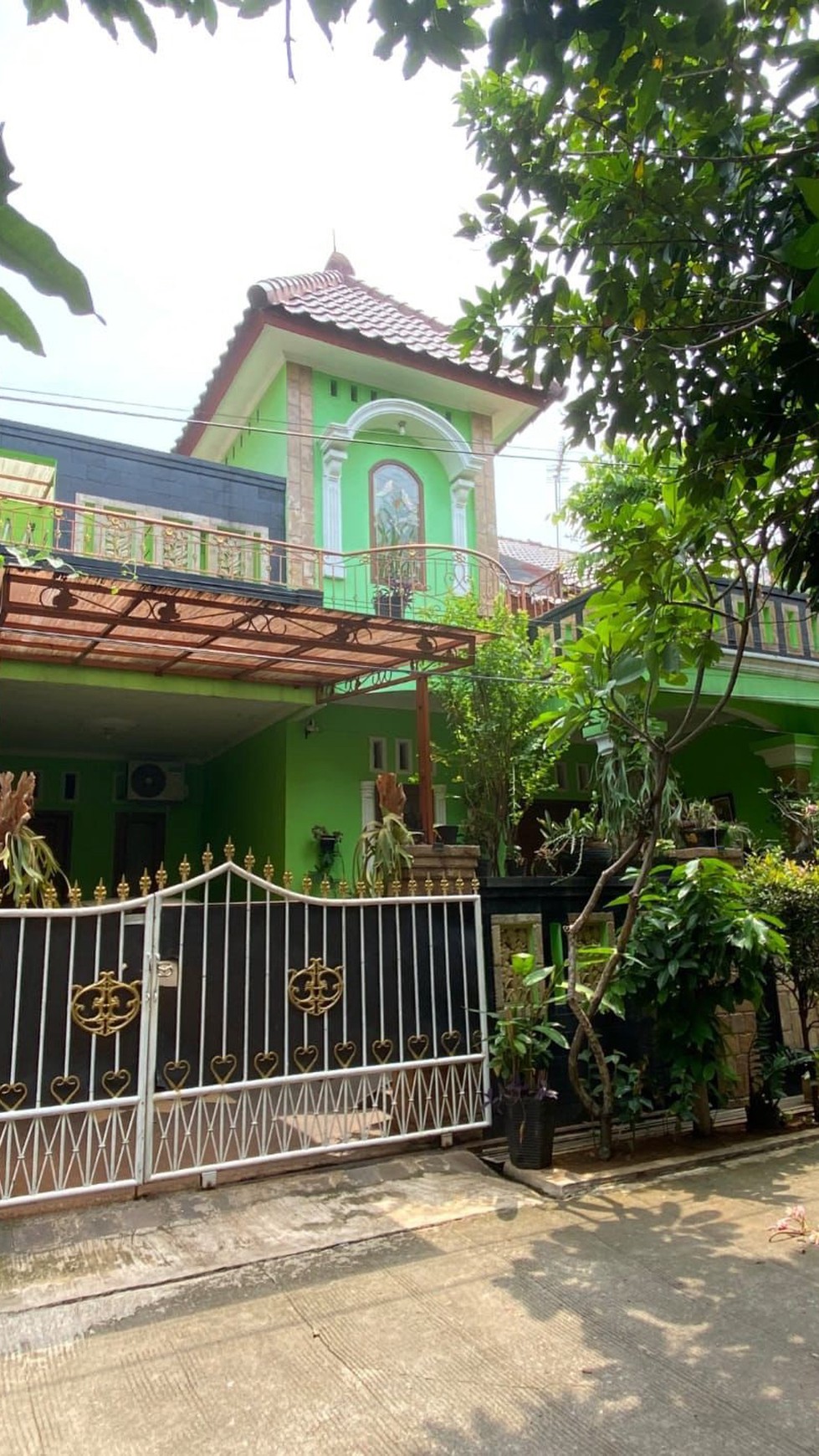 Rumah 2 Lantai dengam Ceiling Tinggi dan Lokasi Strategis @Depok