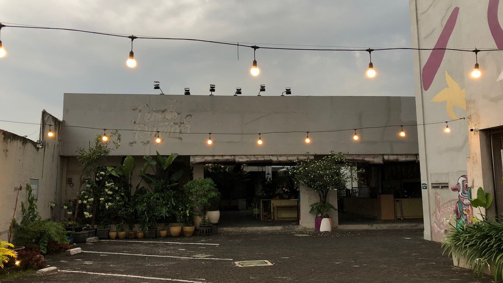 Dijual / Disewakan 1200 m2 Eks Gedung Resto Cafe Nol Jalan Raya Rungkut Industri Kidul Surabaya Timur - Row Jalan 5 Mobil - Komersial area Cocok buat Segala Usaha