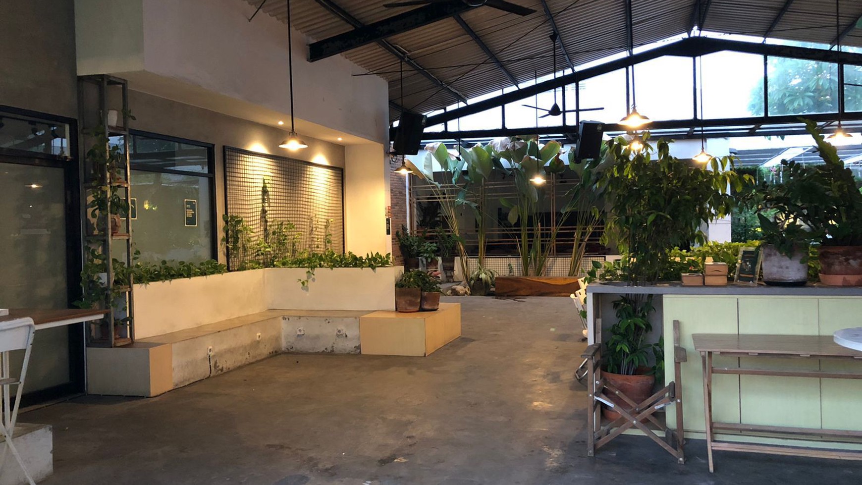 Dijual / Disewakan 1200 m2 Eks Gedung Resto Cafe Nol Jalan Raya Rungkut Industri Kidul Surabaya Timur - Row Jalan 5 Mobil - Komersial area Cocok buat Segala Usaha