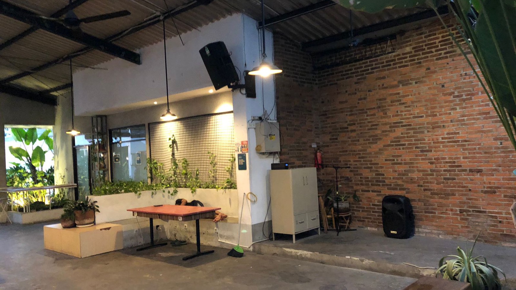 Dijual / Disewakan 1200 m2 Eks Gedung Resto Cafe Nol Jalan Raya Rungkut Industri Kidul Surabaya Timur - Row Jalan 5 Mobil - Komersial area Cocok buat Segala Usaha