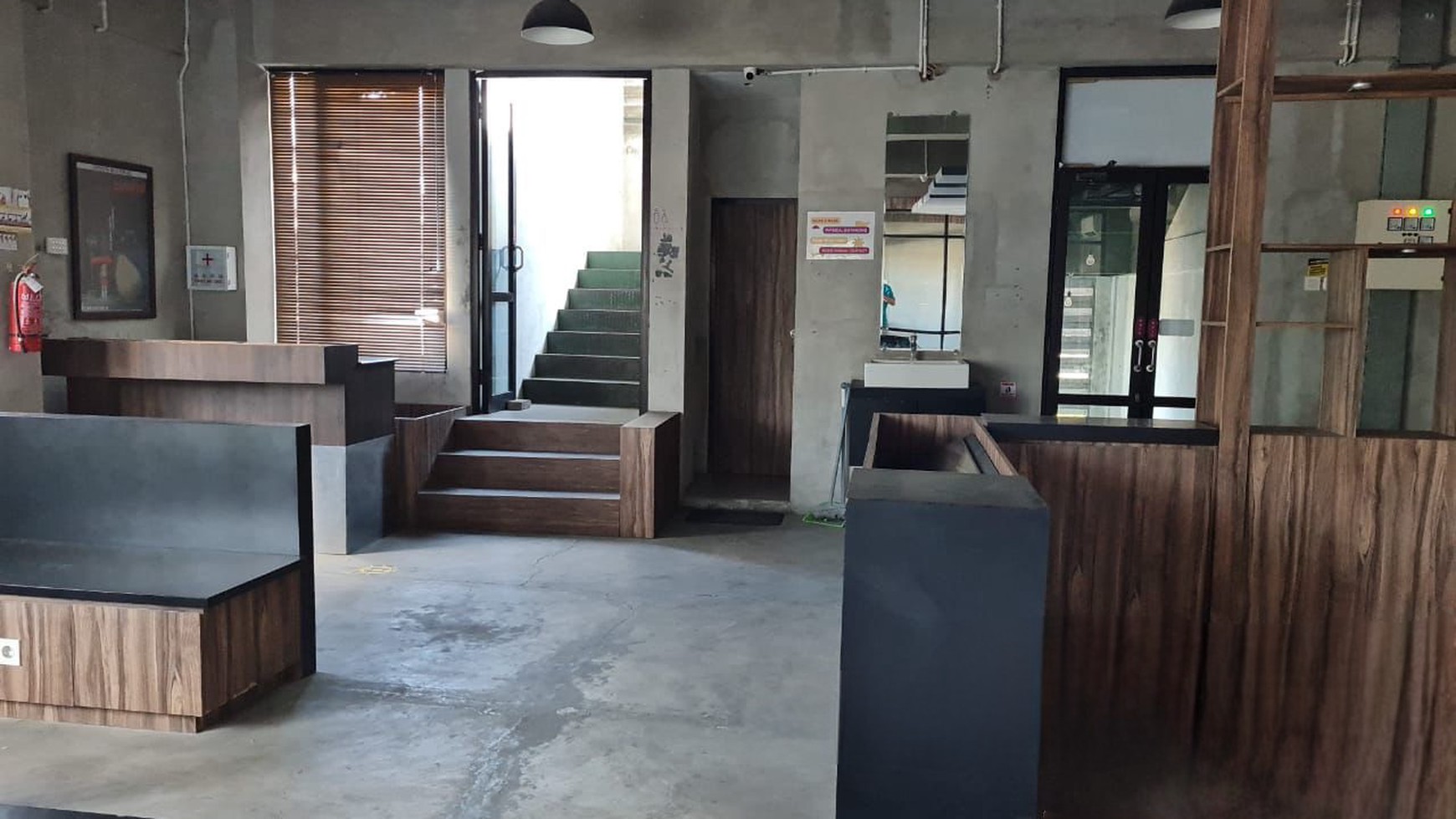 Dijual / Disewakan 1200 m2 Eks Gedung Resto Cafe Nol Jalan Raya Rungkut Industri Kidul Surabaya Timur - Row Jalan 5 Mobil - Komersial area Cocok buat Segala Usaha