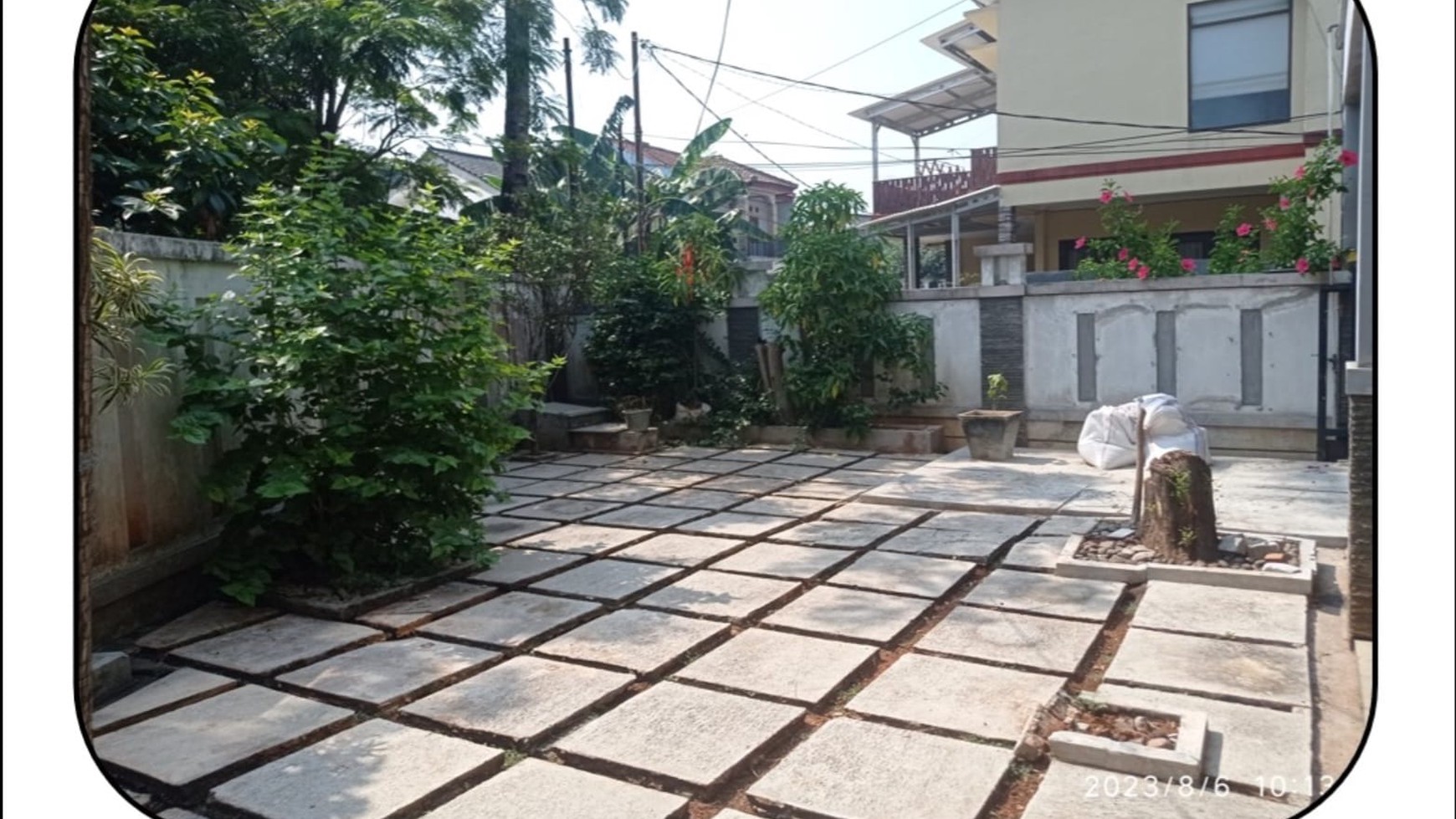 Rumah 2 Lantai dengan Area Parkir Luas dan Strategis @Ciledug