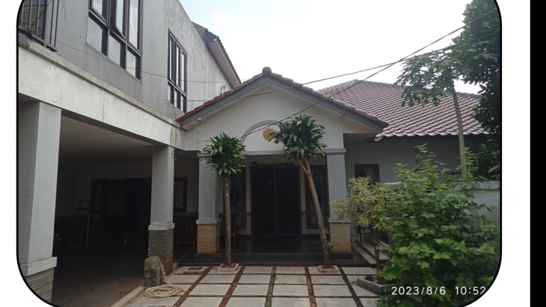 Rumah 2 Lantai dengan Area Parkir Luas dan Strategis @Ciledug