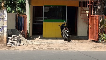 Ruko 2 Lantai, lokasi strategis di pinggir jalan utama di Ciputat Timur