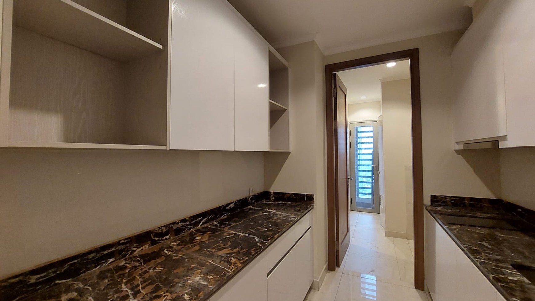 Apartemen dengan Private Lift di Taman Anggrek Residence, Jakarta Barat