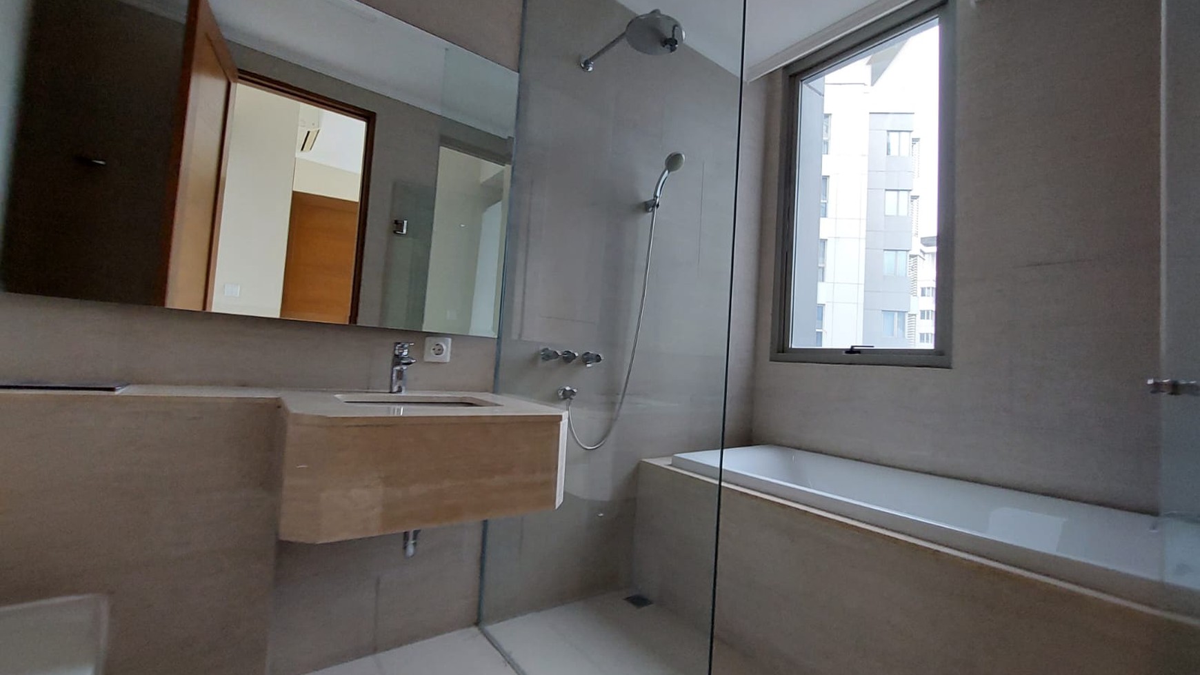 Apartemen dengan Private Lift di Taman Anggrek Residence, Jakarta Barat