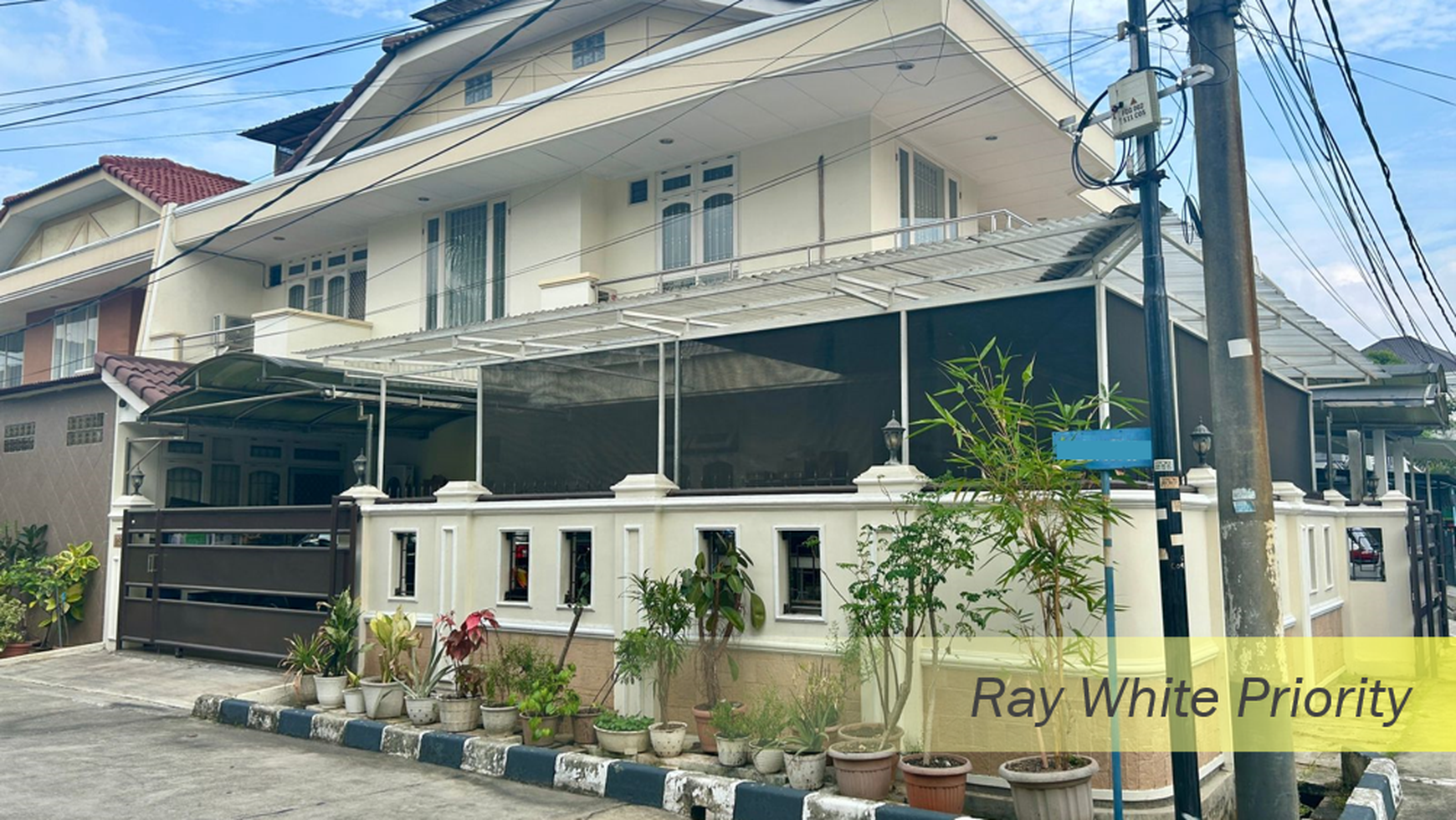 Rumah 3,5 Lantai Posisi Hook Baru Renovasi di Green Garden, Jakarta Barat