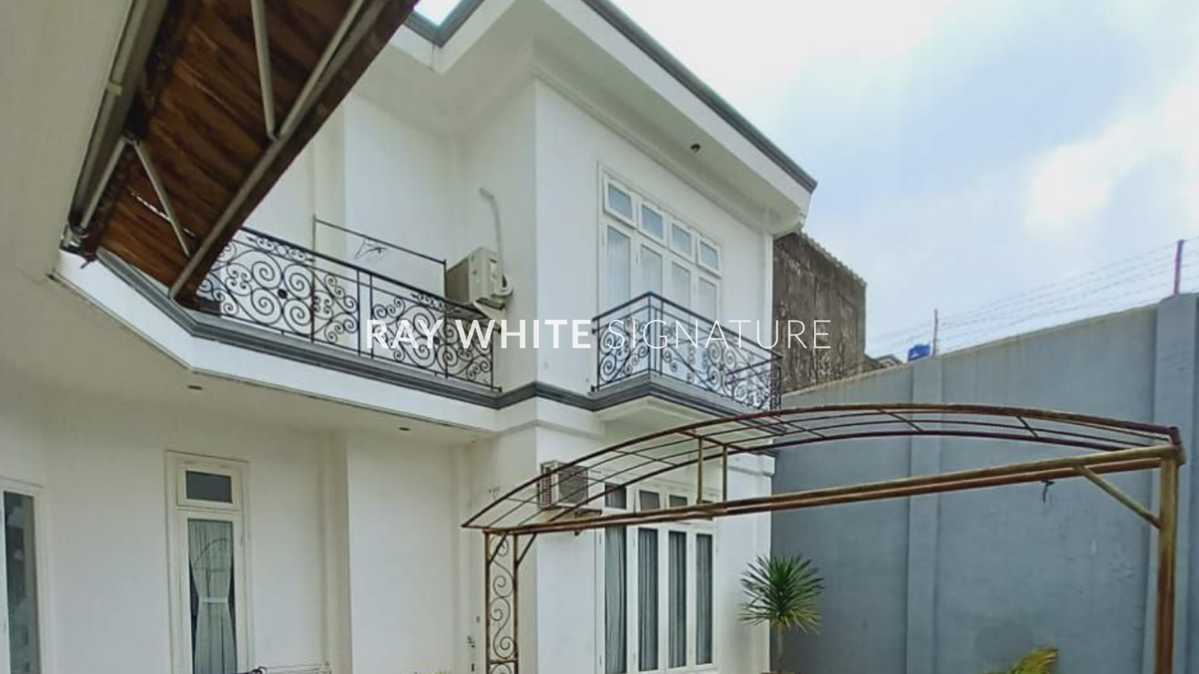 Dijual Rumah Lama Posisi Hook di Jl Abdul Majid Dalam