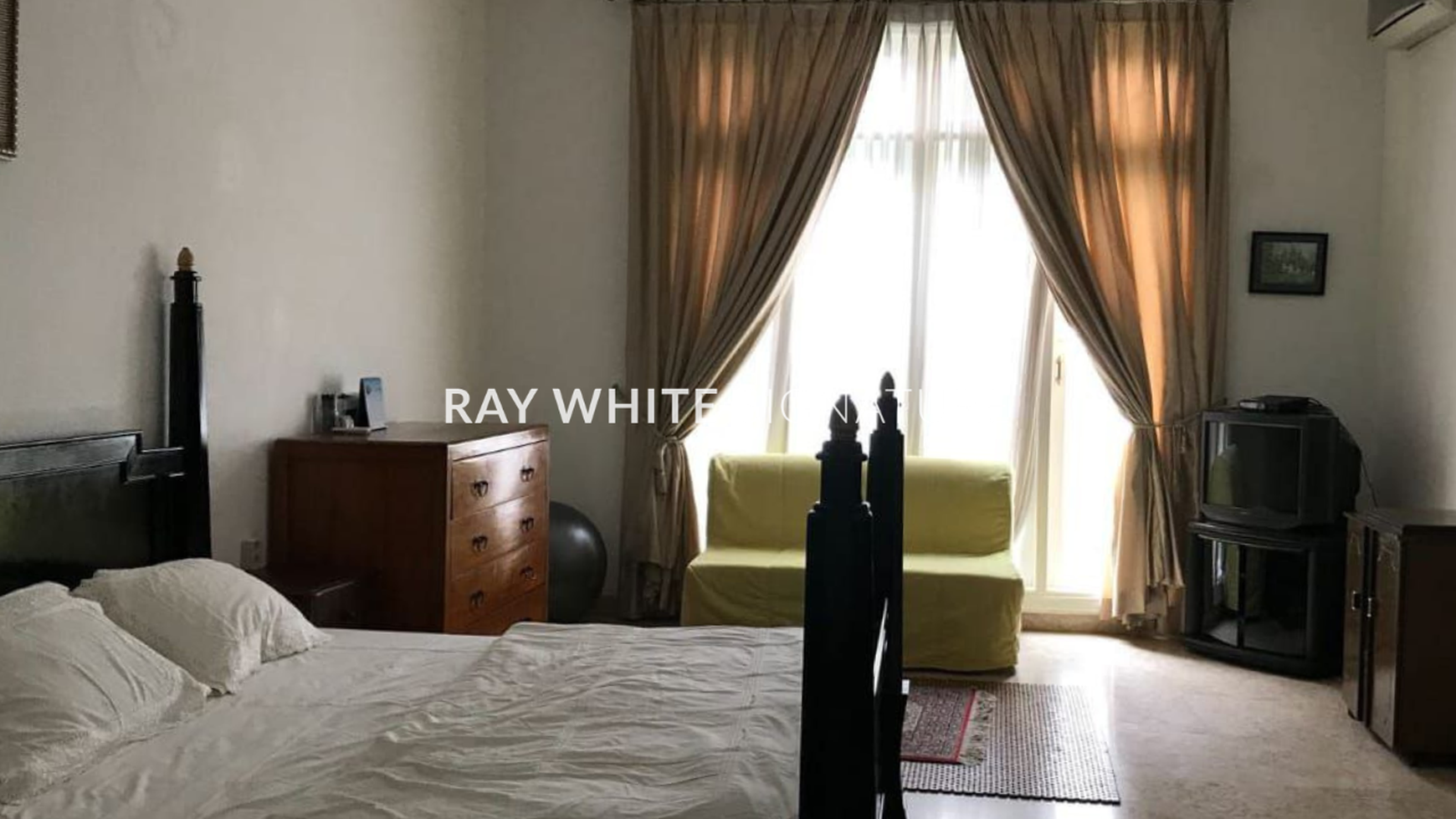 Dijual Rumah Lama Posisi Hook di Jl Abdul Majid Dalam