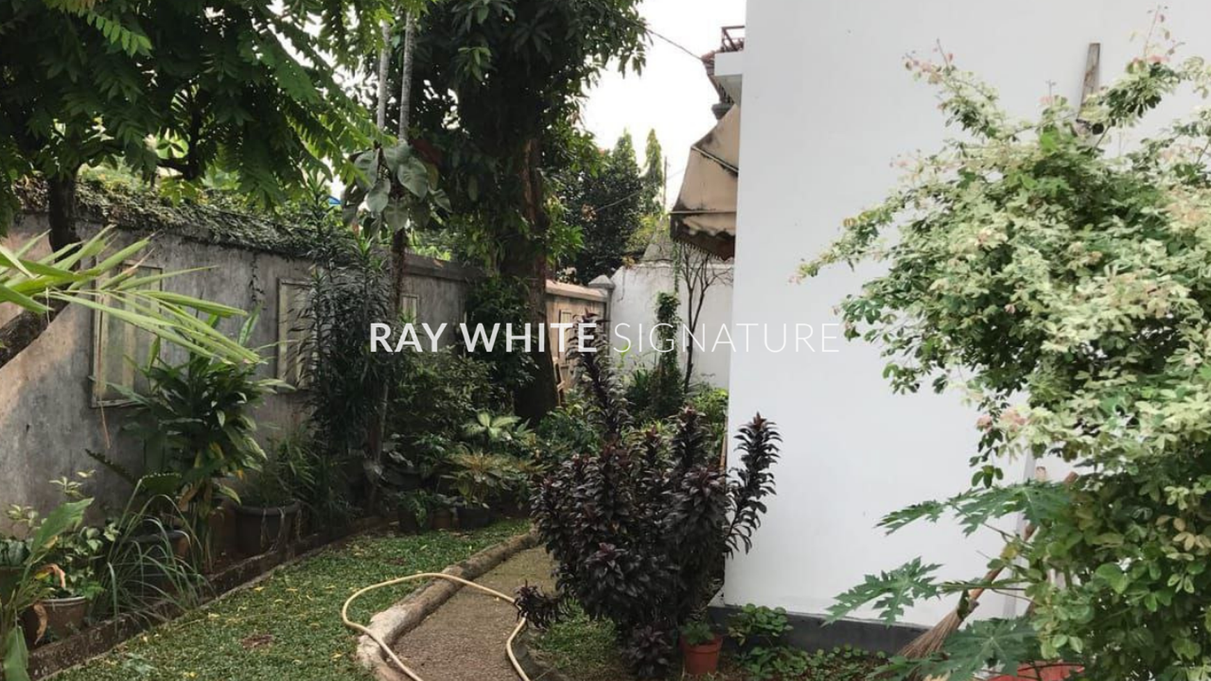 Dijual Rumah Lama Posisi Hook di Jl Abdul Majid Dalam