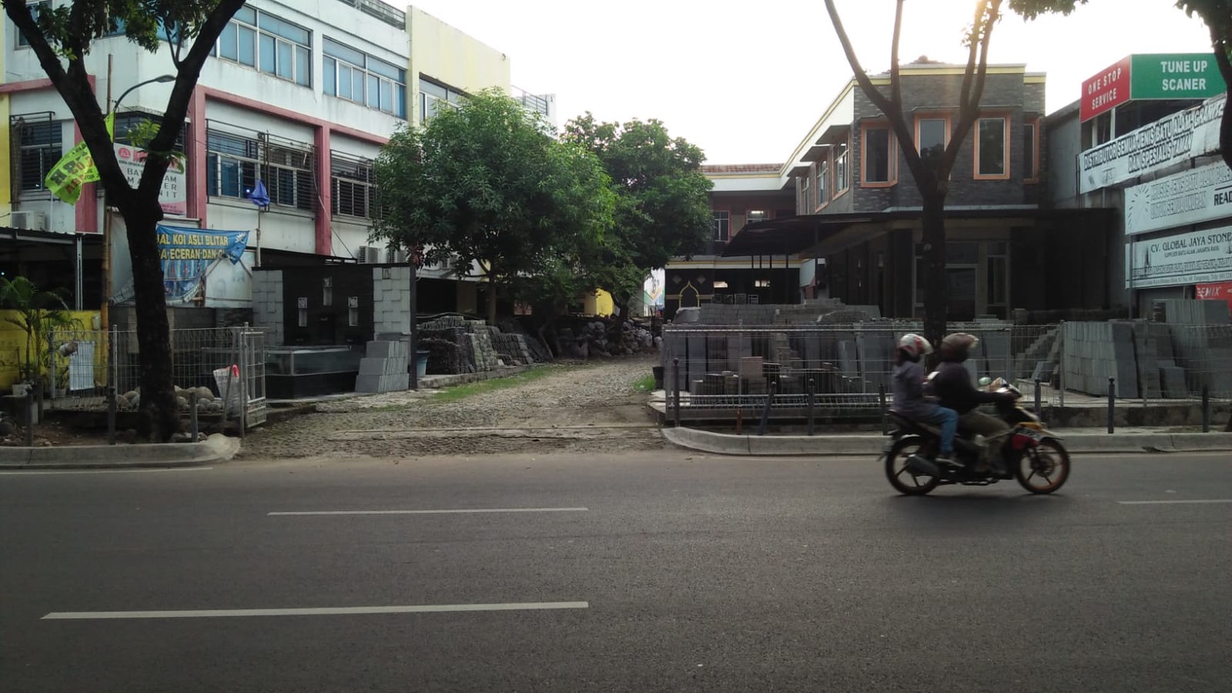 Ruang Usaha Lokasi Strategis Pinggir Jalan Raya @Graha Raya