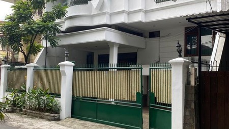 Rumah siap huni, bangunan terawat di Kebayoran Baru