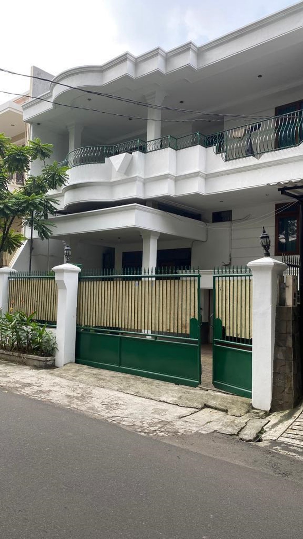 Rumah siap huni, bangunan terawat di Kebayoran Baru