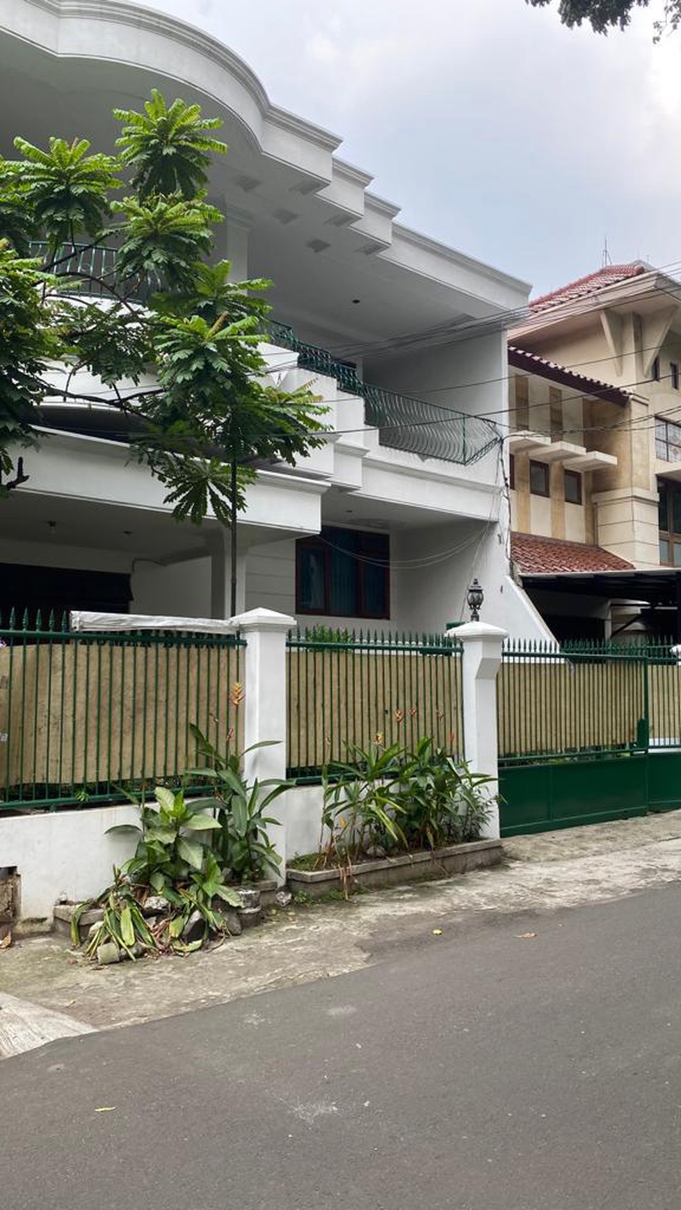 Rumah siap huni, bangunan terawat di Kebayoran Baru