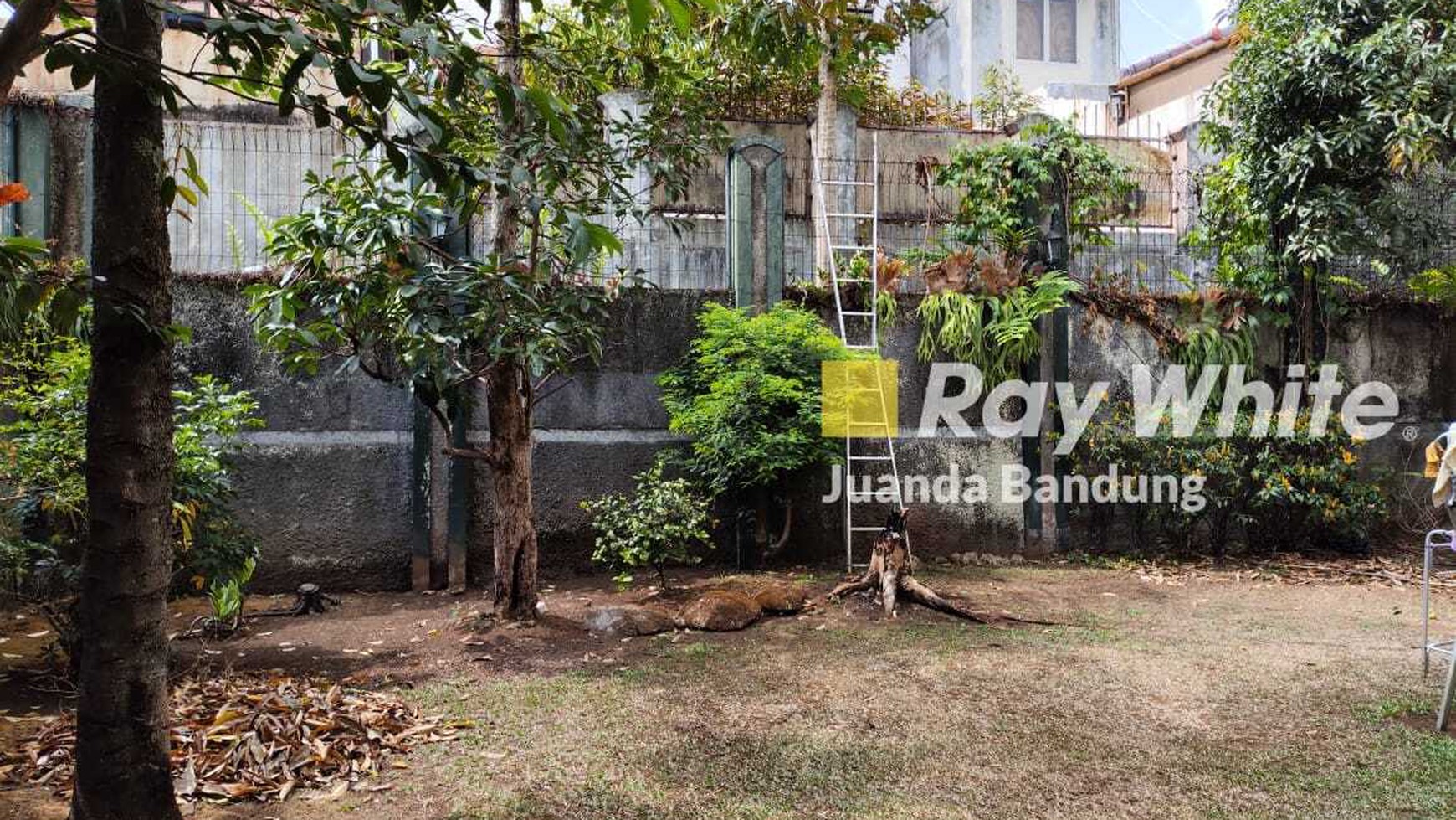 LANGKA! RUMAH CANTIK! Rumah 2 Lantai Alamanda Dago, Siap Huni!