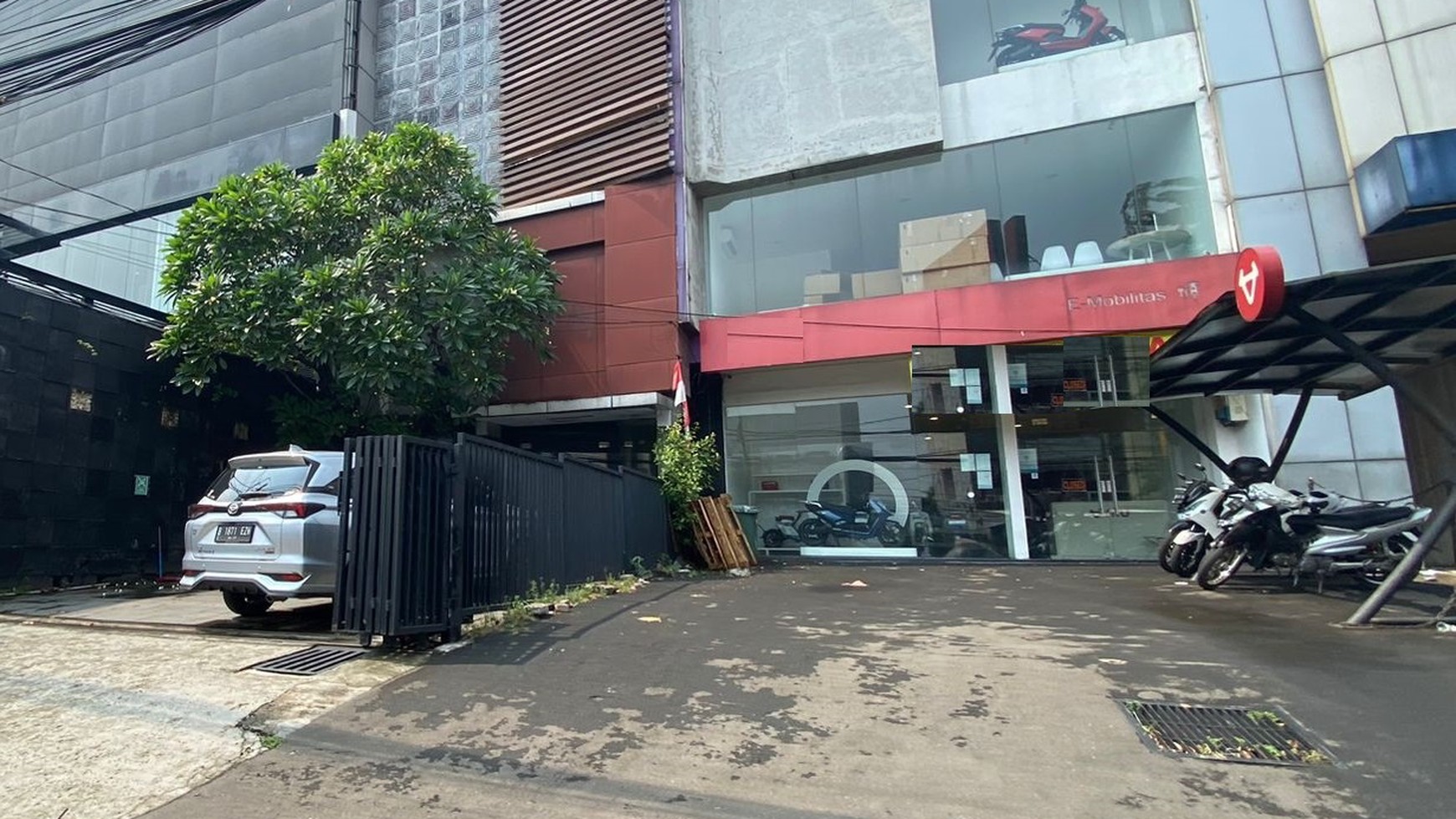 Ruang usaha daerah commercil, bagus di pinggir jalan utama di jakarta selatan