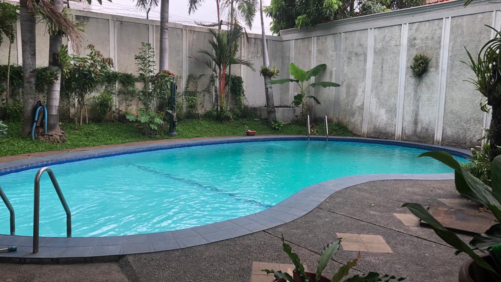 Rumah Besar dengan Taman Cantik & Kolam Renang di Cipete Jakarta Selatan