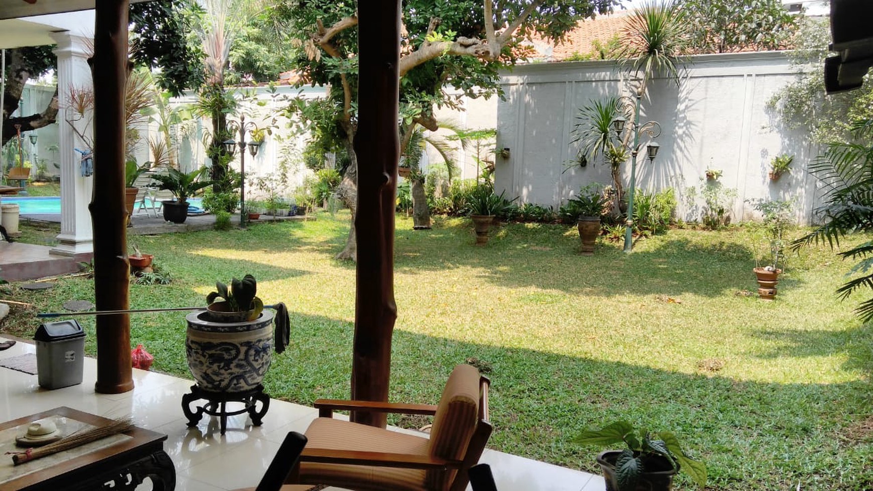 Rumah Besar dengan Taman Cantik & Kolam Renang di Cipete Jakarta Selatan