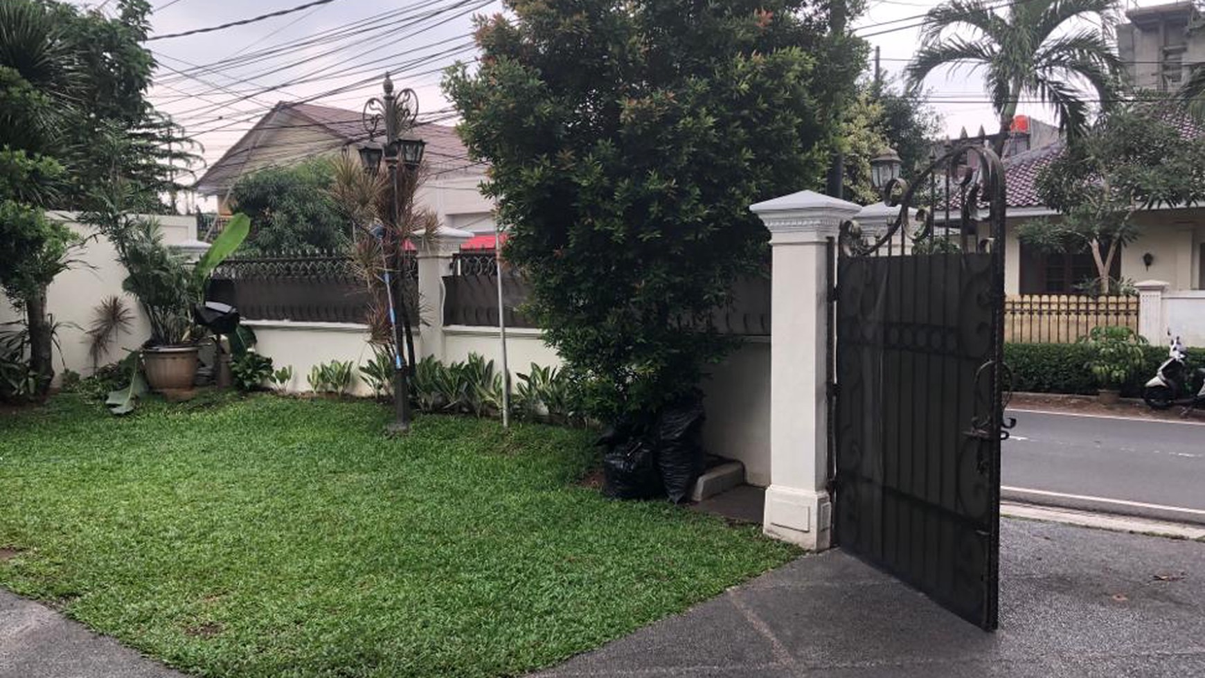 Rumah Besar dengan Taman Cantik & Kolam Renang di Cipete Jakarta Selatan