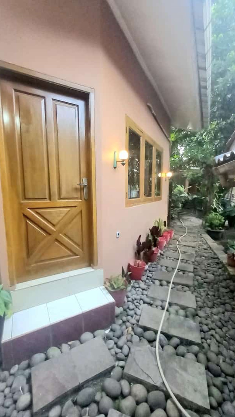 Rumah Luxury, Asri, Bagus lingkungan aman dan nyaman siap huni di Ciputat.