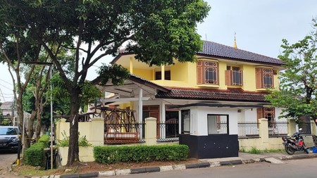 Rumah Posisi di Hook, Halaman Luas Siap Huni di Bintaro